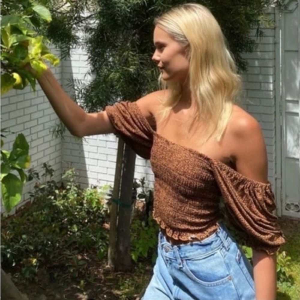 Urban Outfitters Giselle Leopard Crop Top. Size Small.